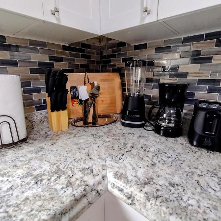 Cheerful 3-Bedroom Home /Ac+ Free Parking マイアミ・ビーチ（フロリダ州） エクステリア 写真