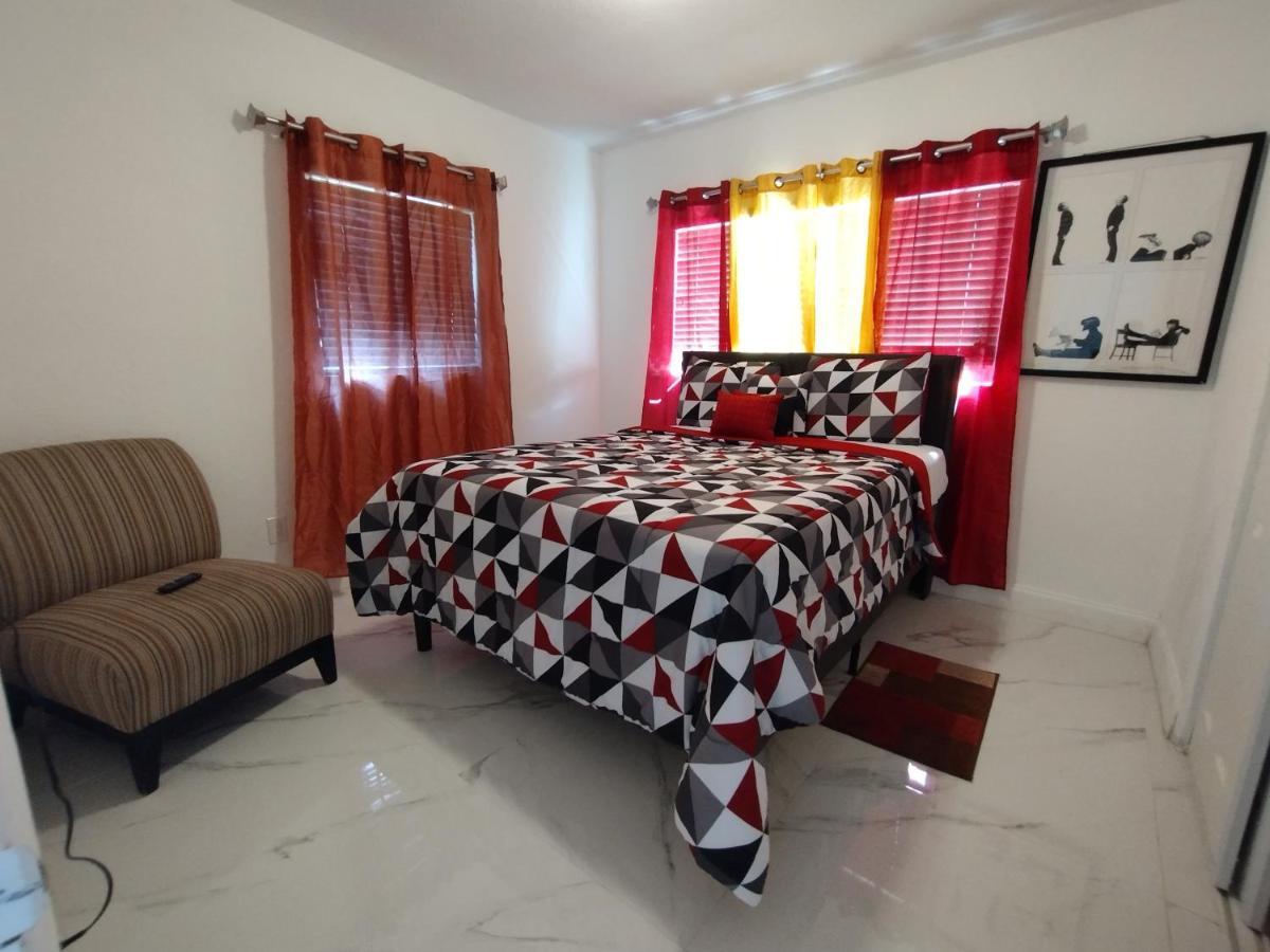 Cheerful 3-Bedroom Home /Ac+ Free Parking マイアミ・ビーチ（フロリダ州） エクステリア 写真