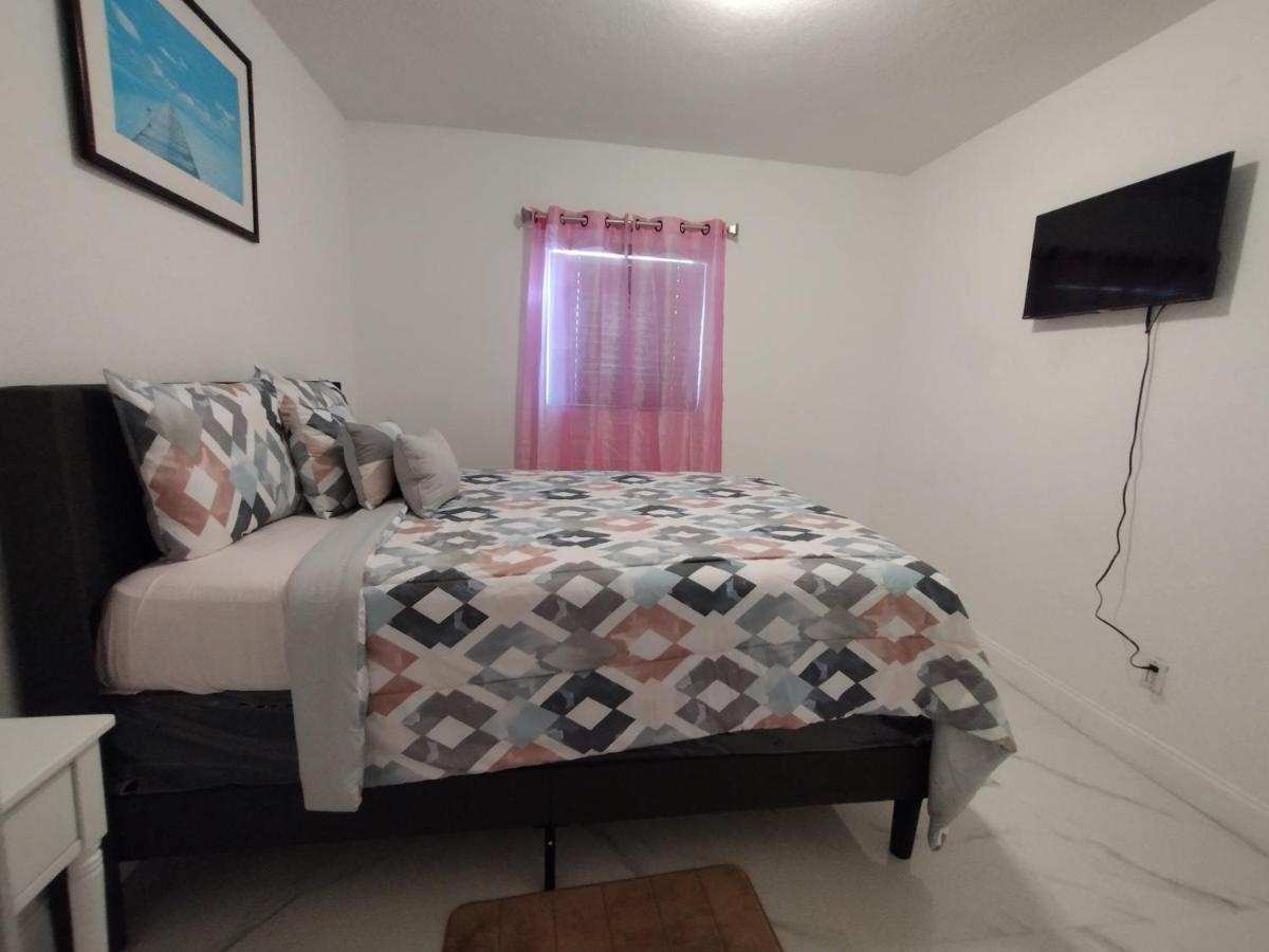 Cheerful 3-Bedroom Home /Ac+ Free Parking マイアミ・ビーチ（フロリダ州） エクステリア 写真