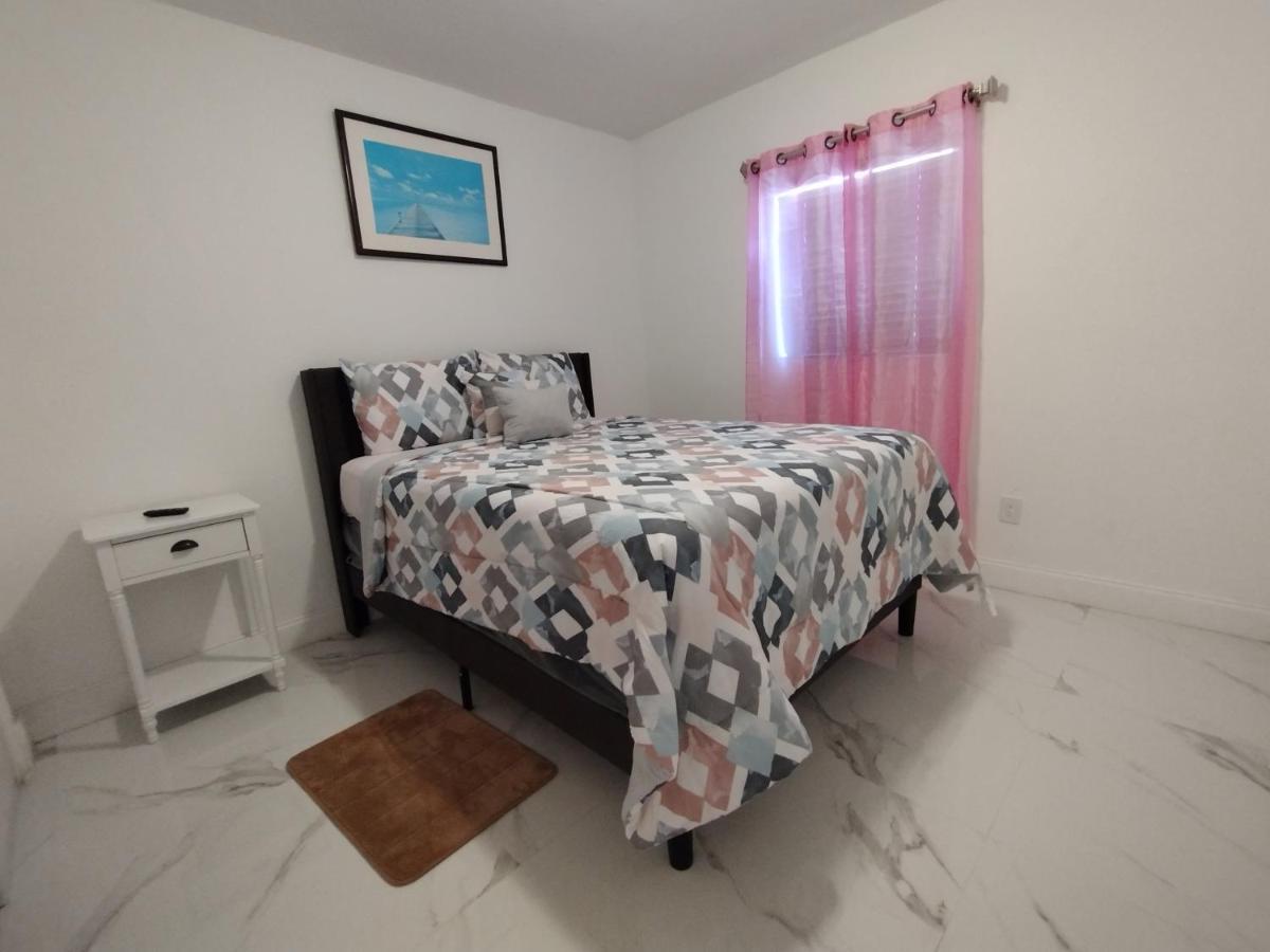 Cheerful 3-Bedroom Home /Ac+ Free Parking マイアミ・ビーチ（フロリダ州） エクステリア 写真