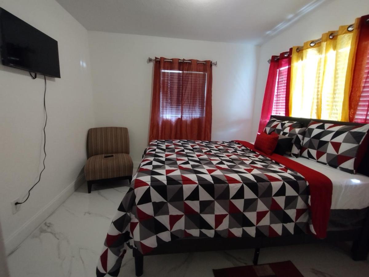 Cheerful 3-Bedroom Home /Ac+ Free Parking マイアミ・ビーチ（フロリダ州） エクステリア 写真