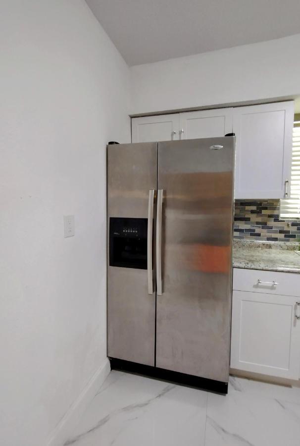 Cheerful 3-Bedroom Home /Ac+ Free Parking マイアミ・ビーチ（フロリダ州） エクステリア 写真