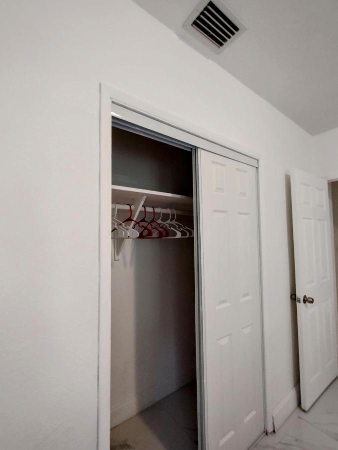 Cheerful 3-Bedroom Home /Ac+ Free Parking マイアミ・ビーチ（フロリダ州） エクステリア 写真