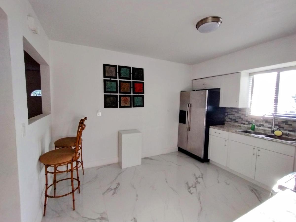 Cheerful 3-Bedroom Home /Ac+ Free Parking マイアミ・ビーチ（フロリダ州） エクステリア 写真