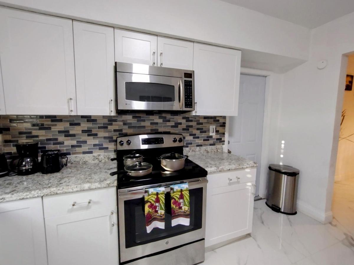 Cheerful 3-Bedroom Home /Ac+ Free Parking マイアミ・ビーチ（フロリダ州） エクステリア 写真