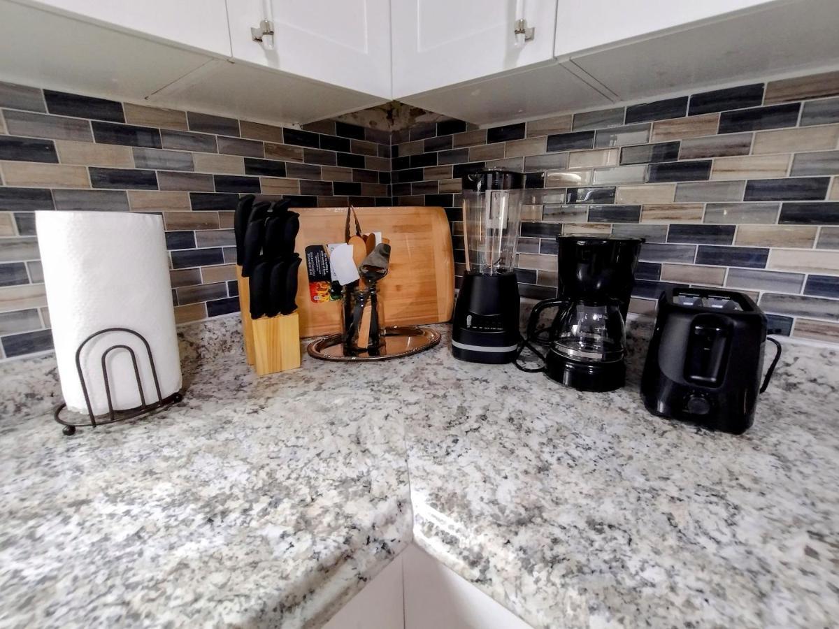Cheerful 3-Bedroom Home /Ac+ Free Parking マイアミ・ビーチ（フロリダ州） エクステリア 写真