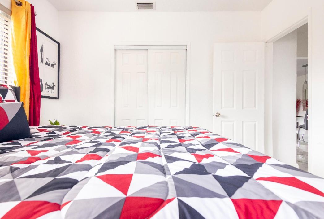 Cheerful 3-Bedroom Home /Ac+ Free Parking マイアミ・ビーチ（フロリダ州） エクステリア 写真