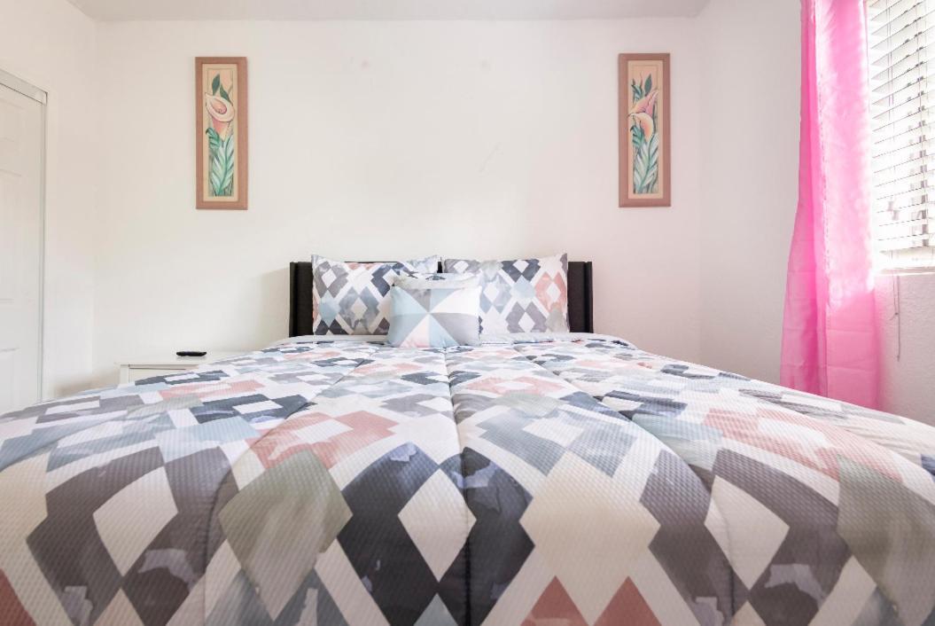 Cheerful 3-Bedroom Home /Ac+ Free Parking マイアミ・ビーチ（フロリダ州） エクステリア 写真