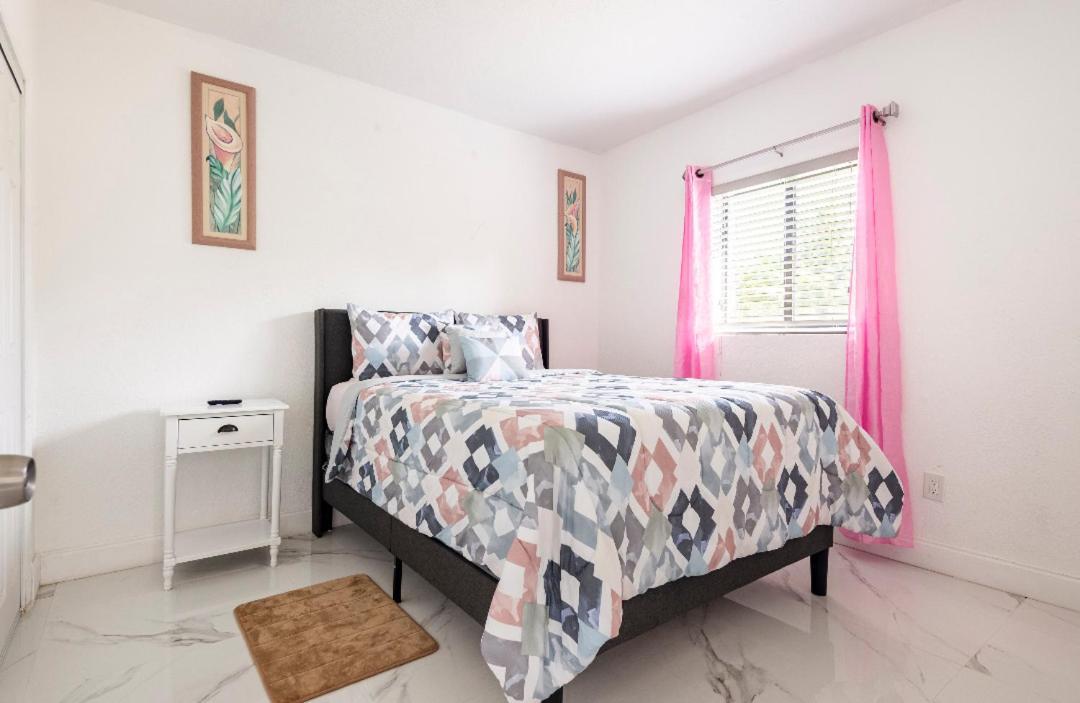 Cheerful 3-Bedroom Home /Ac+ Free Parking マイアミ・ビーチ（フロリダ州） エクステリア 写真