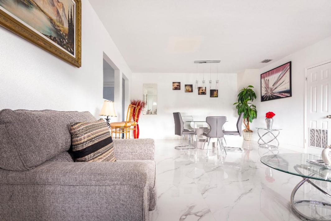 Cheerful 3-Bedroom Home /Ac+ Free Parking マイアミ・ビーチ（フロリダ州） エクステリア 写真