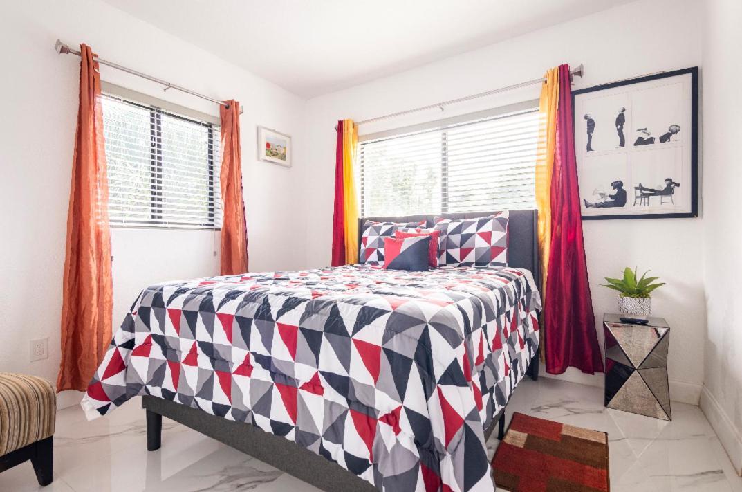 Cheerful 3-Bedroom Home /Ac+ Free Parking マイアミ・ビーチ（フロリダ州） エクステリア 写真